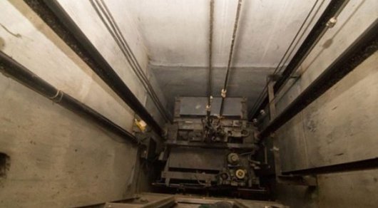 В Щучинске участковый инспектор упал в шахту лифта