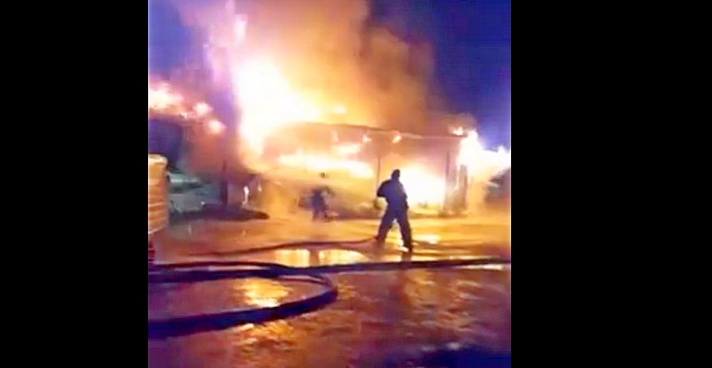 Пожар на боровой улице. Боровое пожар сегодня. Пожар на базе отдыха бревенчатые домики. Пожар в многоэтажном доме. Боровое пожар сегодня.