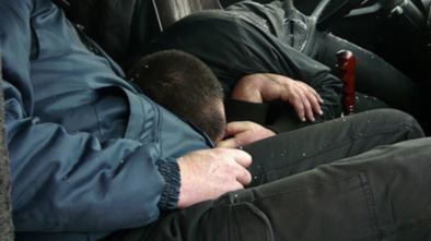 В Щучинске мужчины отравились в гараже частного дома, один погиб.
