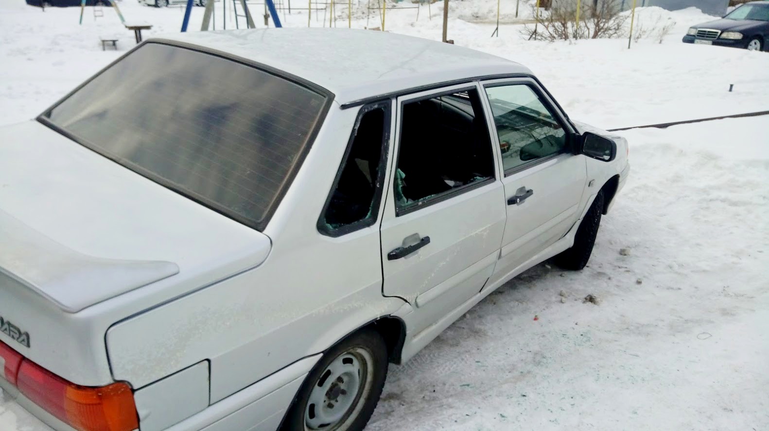 10 машин в Щучинске были вскрыты и разбиты стекла, совершены попытки угона