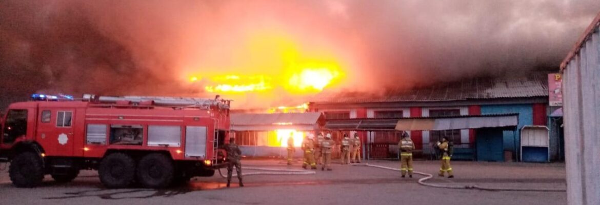Около 100 пожарных тушили возгорание рынка в Щучинске
