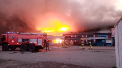 Около 100 пожарных тушили возгорание рынка в Щучинске